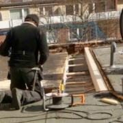 Dachdecker arbeiten an einem Schimmel befallen Flachdachleck