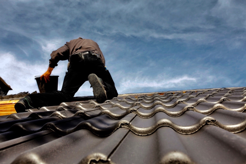 MeinDach Dachdecker arbeitet an einem retrospektiven Dachisolierungsprojekt