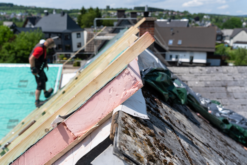 Ein Haus mit Asbestbrettern wird mit einem leichten Dach renoviert