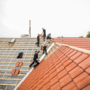 Dachdecker bauen gemeinsam mit MeinDach eine neue Dachkonstruktion