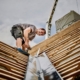 Ein MeinDach-Dachdecker arbeitet an einer Dachsanierung