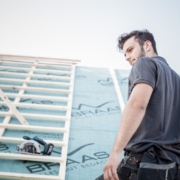 Ein Dachdecker, der in Deutschland auf einem Dach arbeitet