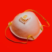 Eine N95-Maske, die Dachdecker bei Dachrenovierungen während der Coronavirus-Pandemie (Covid-19) tragen